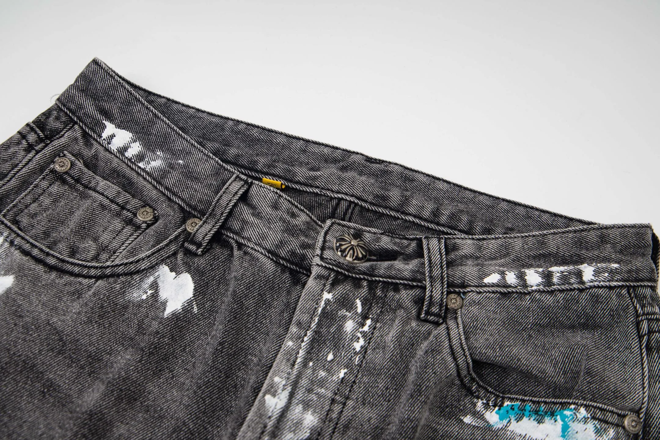 P340 💰 (Top version) Chrome hearts co-branded washed jeans with blue, yellow, black, white and multi-color stitching. Really restores the ultimate vintage texture. Three-dimensional version. Loose and comfortable, not picky about the figure. Makes you look taller and slimmer. Factory-made. Original quality control. Same style for men and women. Can be matched with couples. Versatile recommendation. Must-have jeans for all seasons. Fashionistas have been disappointed. From the quality selection of fabrics, the tailoring of details, and the matching of patterns, they are all impeccable! The upper body is so handsome when worn...it can be easily worn by men, women and children! The craftsmanship is made of heavy-duty washed pure cotton denim fabric. After washing, it is soft and thick. It is very stylish when worn on the body. Color: black Size: 28-30-32-34-36 (corresponding to S-M-L-XL-XXL)
